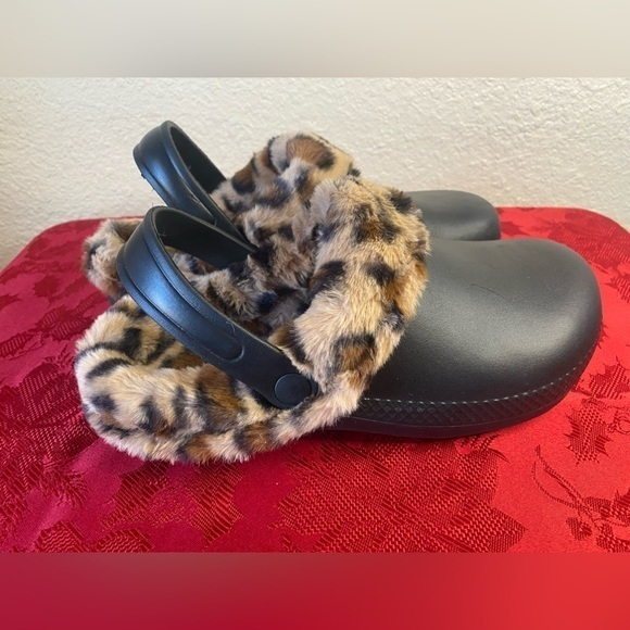 Faux Fur lined slippers, black with animal‎ print, size 9 women’s - Picture 1 of 10